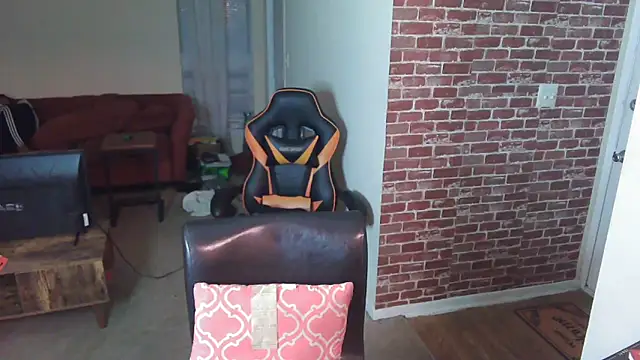 Snapshot of EntitledMistress chatting on 12.18.24 EntitledMistress online show from 12.18.24