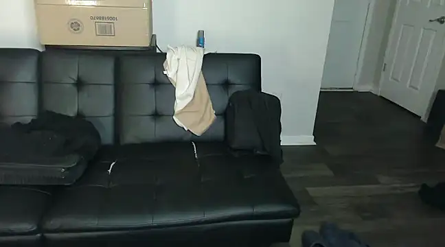 Snapshot of EntitledMistress chatting on 01.10.25 EntitledMistress online show from 01.10.25