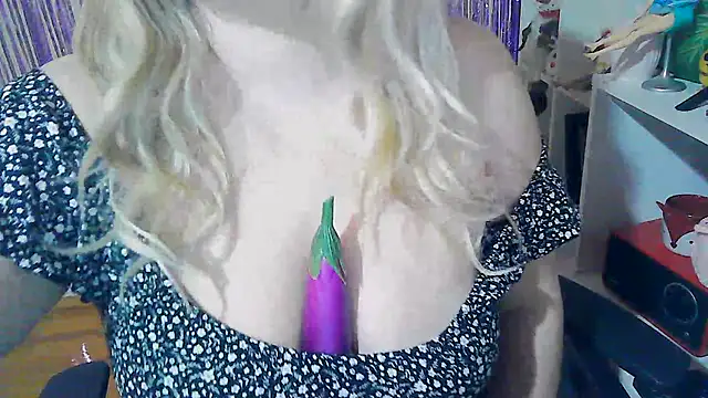 Snapshot of PinkPudding chatting on 02.21.25 PinkPudding online show from 02.21.25