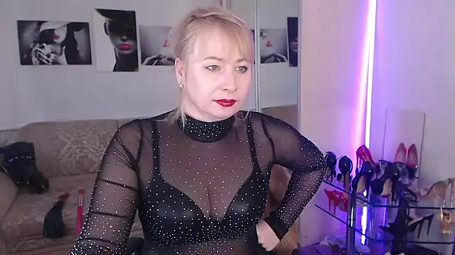 Snapshot of MistressMilfa chatting on 02.28.25 MistressMilfa online show from 02.28.25