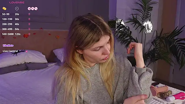 Snapshot of _aleksa_ chatting on 10.21.25  aleksa  online show from 10.21.25