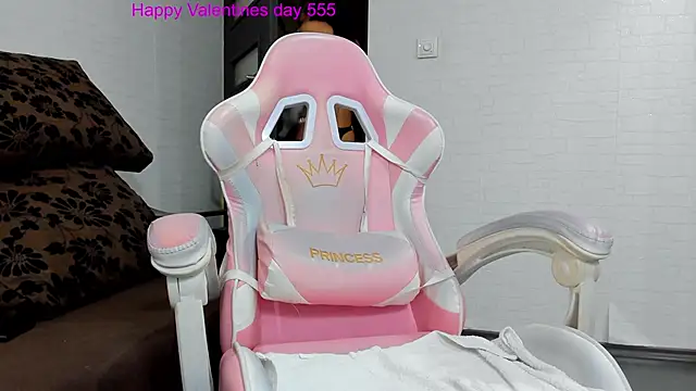 Snapshot of Britney_Charm_ chatting on 02.13.25 Britney Charm  online show from 02.13.25