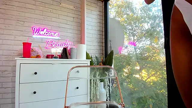 Snapshot of Britney_Charm_ chatting on 10.20.25 Britney Charm  online show from 10.20.25