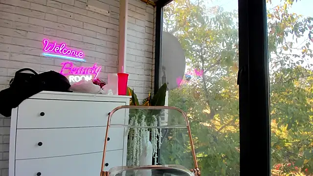 Snapshot of Britney_Charm_ chatting on 10.22.25 Britney Charm  online show from 10.22.25