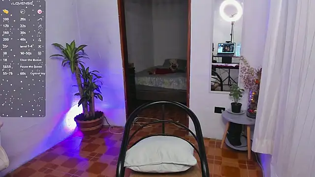 Snapshot of KiaMiller chatting on 02.18.25 KiaMiller online show from 02.18.25