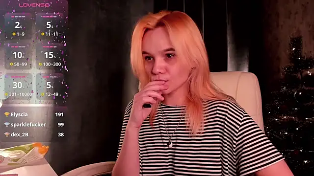 Snapshot of SarahRomantic chatting on 12.25.24 SarahRomantic online show from 12.25.24