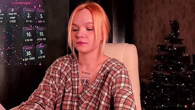 Snapshot of SarahRomantic chatting on 12.26.24 SarahRomantic online show from 12.26.24