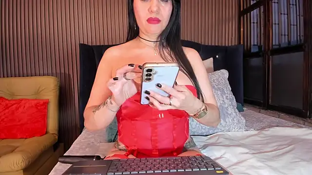 Snapshot of JuliaDawson_ chatting on 10.21.25 JuliaDawson  online show from 10.21.25