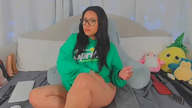 Snapshot of MeghanXO chatting on 05.19.26 MeghanXO online show from 05.19.26