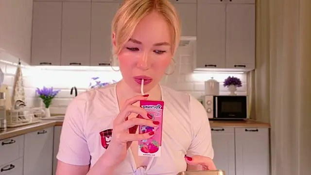 Snapshot of Veronika_Mitchel chatting on 11.19.25 Veronika Mitchel online show from 11.19.25