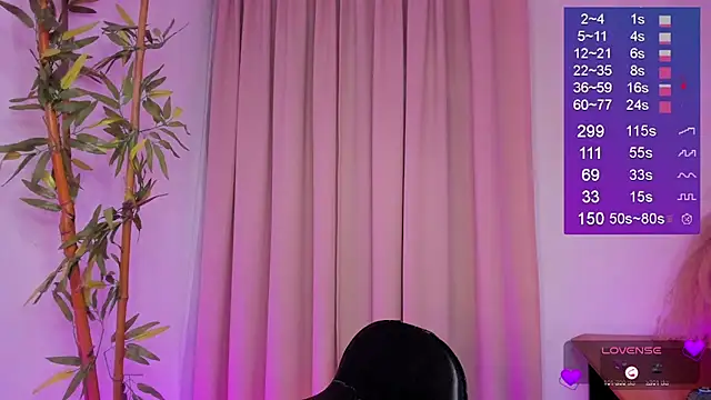 Snapshot of Bella-White chatting on 09.18.25 Bella-White online show from 09.18.25