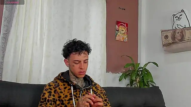 Snapshot of Aron_ford chatting on 10.18.25 Aron ford online show from 10.18.25