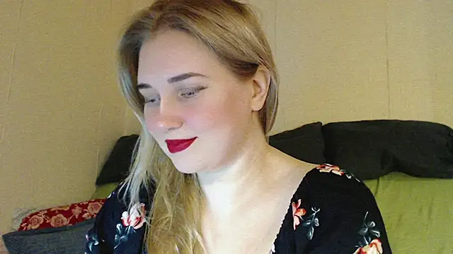 Snapshot of mmmPinUpGirl chatting on 10.25.25 mmmPinUpGirl online show from 10.25.25