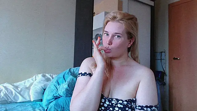Snapshot of mmmPinUpGirl chatting on 07.13.26 mmmPinUpGirl online show from 07.13.26