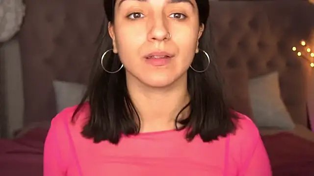 Daphne Moss online show from 01.05.25