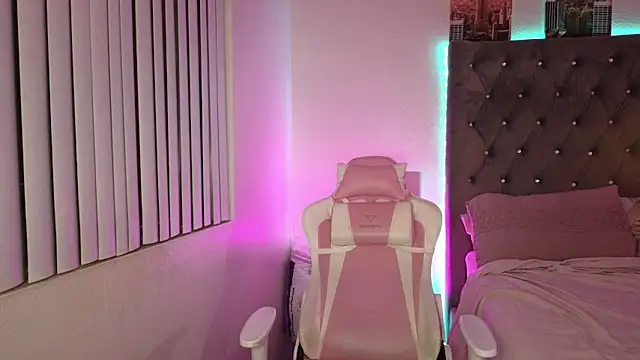 Snapshot of evajonez chatting on 11.21.25 evajonez online show from 11.21.25