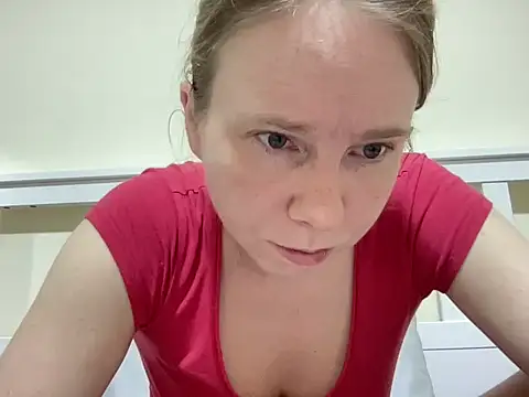 SweetLucy96 online show from 11.14.25