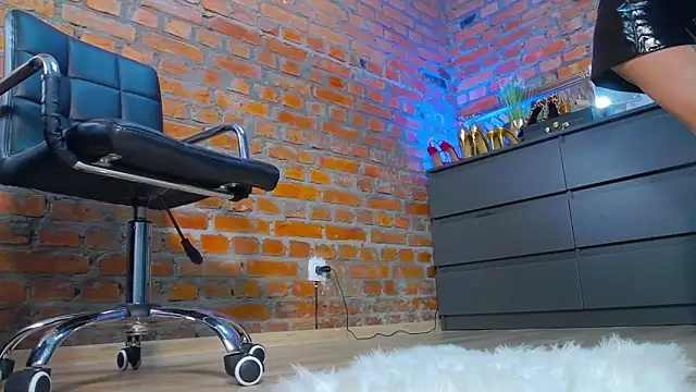 Snapshot of MistressMilana chatting on 02.08.25 MistressMilana online show from 02.08.25