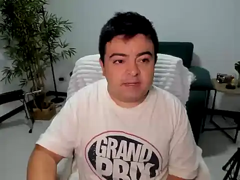 Snapshot of naughty_bear chatting on 09.28.25 naughty bear online show from 09.28.25