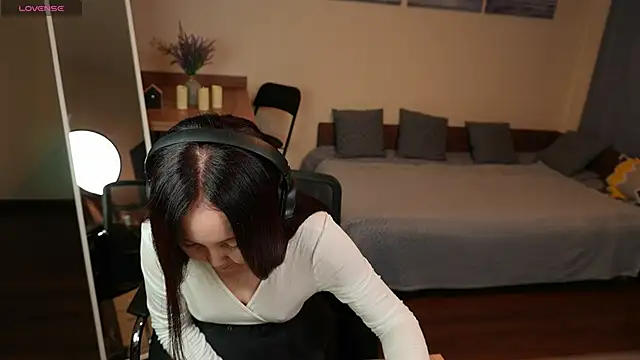 Snapshot of AvroraSakura chatting on 11.30.25 AvroraSakura online show from 11.30.25