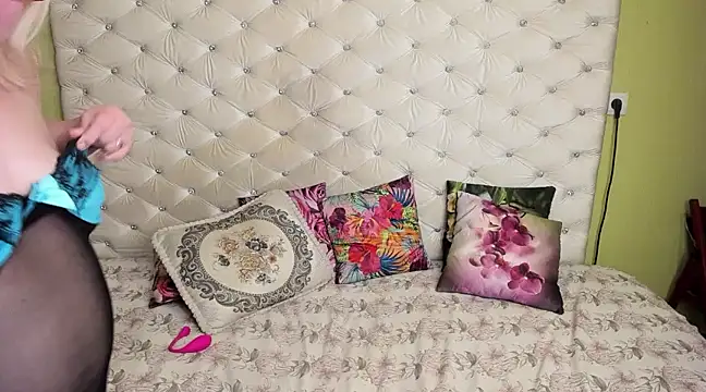 Snapshot of DoraMay chatting on 02.07.25 DoraMay online show from 02.07.25