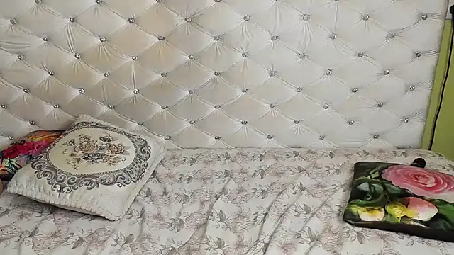 Snapshot of DoraMay chatting on 03.11.25 DoraMay online show from 03.11.25