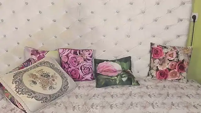 Snapshot of DoraMay chatting on 09.25.25 DoraMay online show from 09.25.25