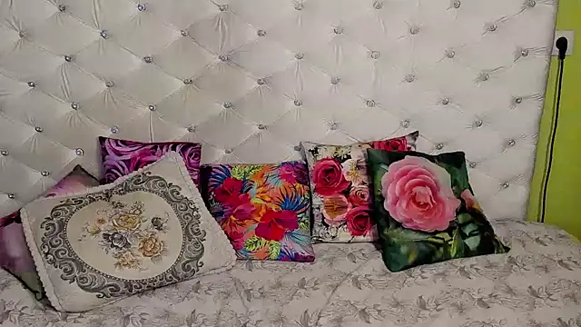 Snapshot of DoraMay chatting on 11.07.25 DoraMay online show from 11.07.25