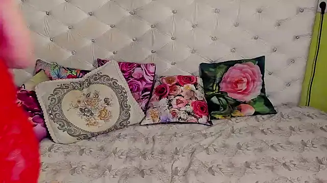 Snapshot of DoraMay chatting on 11.12.25 DoraMay online show from 11.12.25