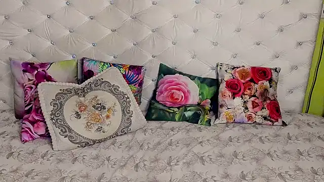 Snapshot of DoraMay chatting on 11.24.25 DoraMay online show from 11.24.25