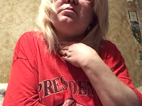 Snapshot of DoraMay chatting on 02.04.26 DoraMay online show from 02.04.26