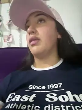 Snapshot of Hannahoff chatting on 03.08.25 Hannahoff online show from 03.08.25