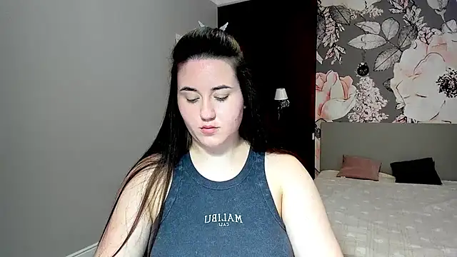 Snapshot of Roxie_Bradley chatting on 02.19.26 Roxie Bradley online show from 02.19.26