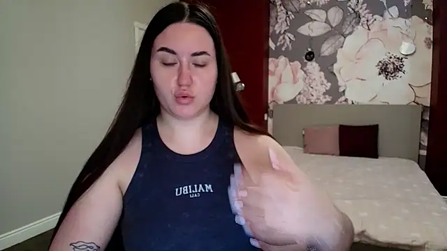 Snapshot of Roxie_Bradley chatting on 04.13.26 Roxie Bradley online show from 04.13.26