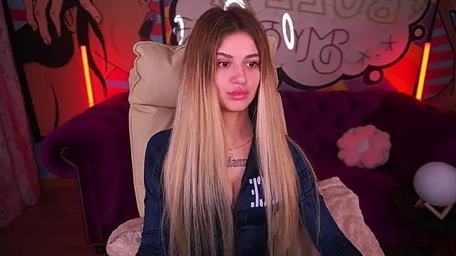 Snapshot of Lili_Danger chatting on 12.10.24 Lili Danger online show from 12.10.24