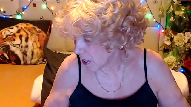 Snapshot of HappyWomanOn chatting on 02.11.26 HappyWomanOn online show from 02.11.26