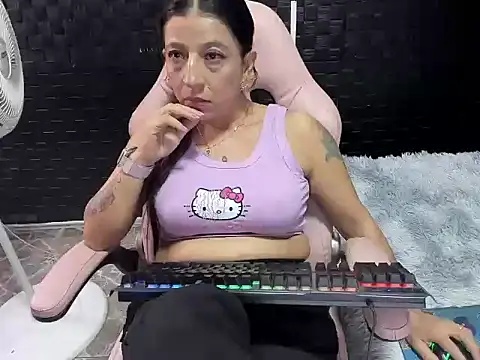 Snapshot of mature_sexi40 chatting on 10.15.25 mature sexi40 online show from 10.15.25