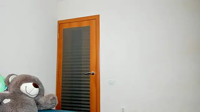 Snapshot of FlowerOfSin2001 chatting on 09.19.25 FlowerOfSin2001 online show from 09.19.25