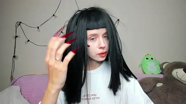 Snapshot of FlowerOfSin2001 chatting on 09.20.25 FlowerOfSin2001 online show from 09.20.25