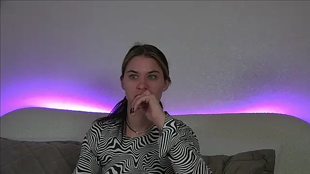 Snapshot of RachelSimpson chatting on 03.12.25 RachelSimpson online show from 03.12.25