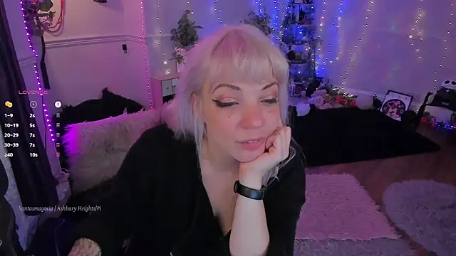 Snapshot of AliceW0lf chatting on 10.13.25 AliceW0lf online show from 10.13.25