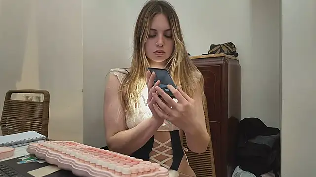 Snapshot of Elnonoykeila77 chatting on 06.13.26 Elnonoykeila77 online show from 06.13.26