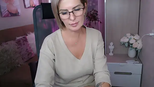 Snapshot of sensualEmilia chatting on 12.07.24 sensualEmilia online show from 12.07.24