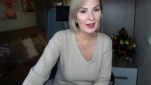 Snapshot of sensualEmilia chatting on 12.15.24 sensualEmilia online show from 12.15.24