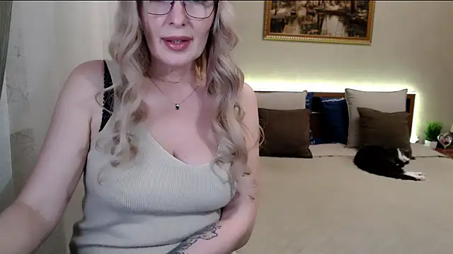 Snapshot of sensualEmilia chatting on 03.09.25 sensualEmilia online show from 03.09.25