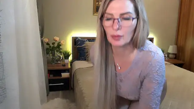 Snapshot of sensualEmilia chatting on 03.12.25 sensualEmilia online show from 03.12.25