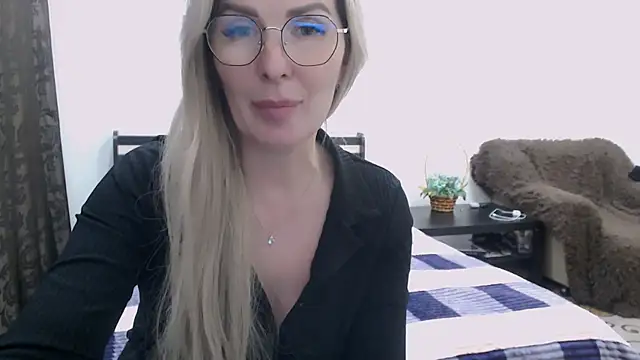 Snapshot of sensualEmilia chatting on 03.22.25 sensualEmilia online show from 03.22.25