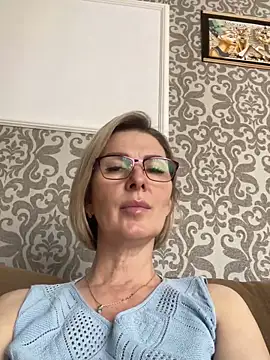 Snapshot of sensualEmilia chatting on 06.11.26 sensualEmilia online show from 06.11.26