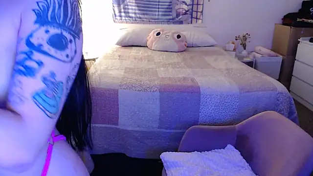 latinpetit online show from 11.19.25