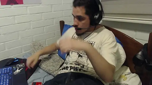 Snapshot of hung_weeb chatting on 12.12.24 hung weeb online show from 12.12.24